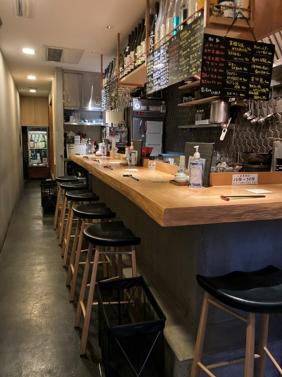 カウンター8席、掘りごたつ10席