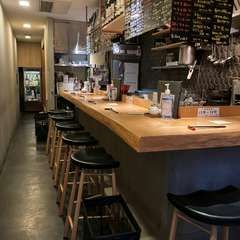 カウンター8席、掘りごたつ10席