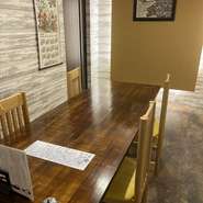 各テーブルをゆとりのある配置にしているので周りに気を使う事なくご利用できます。また個室もあるので女子会には最高なシチュエーションかなと思います。