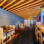 和食をカジュアルに楽しめるお店【創作和食　楓】。落ち着いた印象の店内でリラックスしつつ、和食をはじめとしたこだわりの逸品を楽しむことができます。肩肘張らせない雰囲気もまた魅力的なお店です。