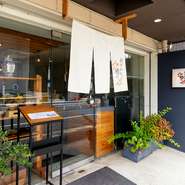 お一人様でも気軽に立ち寄れる雰囲気のお店。カウンター席では料理人の技を間近に眺めつつ、臨場感たっぷりに食事を楽しめます。お一人様だからこその優雅な食一時を。時には贅沢を独り占めしてみませんか。