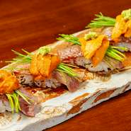 近海で獲れた新鮮な魚介類や、季節の食材にこだわった手作りの逸品を提供しています。日本の四季を感じることができるよう、一つ一つに心を込めて作られた料理は、特別な日にも、普段の食事にも最適です。