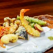 ゲストの目の前で揚げる、季節の天婦羅の盛り合わせ。食材ごとに揚げ油の温度・衣の薄さもこだわった天婦羅には、それぞれの食材の魅力が凝縮されています。