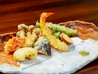 ゲストの目の前で揚げる、季節の天婦羅の盛り合わせ。食材ごとに揚げ油の温度・衣の薄さもこだわった天婦羅には、それぞれの食材の魅力が凝縮されています。