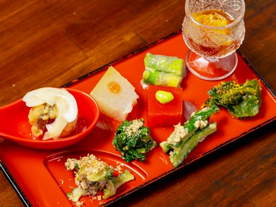 旬を一口ずつ楽しむ『八寸　季節の前菜盛り』