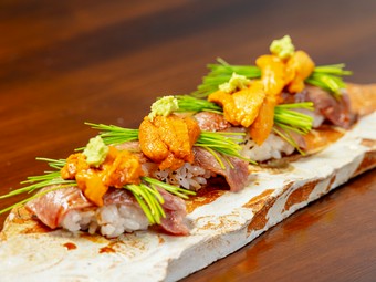 海と陸の恵みを食す贅沢な一貫『黒毛和牛と雲丹の炙り寿司』