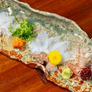 魚は天然の鮮魚にこだわり、近海で水揚げされた良質な旬の魚を取り揃えています。店内のいけすよりオーダーを受けてから捌く鮮魚の造りはぜひ賞味いただきたい逸品。当日のオススメはお店にてご確認を。