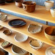 店舗で使用されている「信楽焼」もまた、店主自らが手掛けた逸品。滋賀県での修業時代をきっかけに、自身も陶芸を始めるようになったとか。見る楽しさも大切にする【創作和食　楓】の料理を、支えくれています。