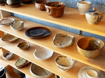 料理を支える「信楽焼」もまた、店主によるこだわりの逸品