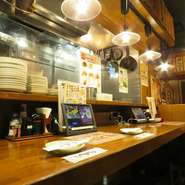カウンター席！仕事帰りのサラリーマンさんも大歓迎！サクッと1杯いかがですか？