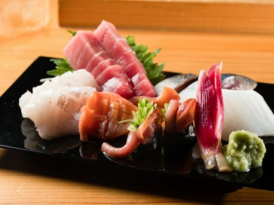 それぞれの個性際立つ魚介を少しずつ楽しめる『お造り盛り合わせ』