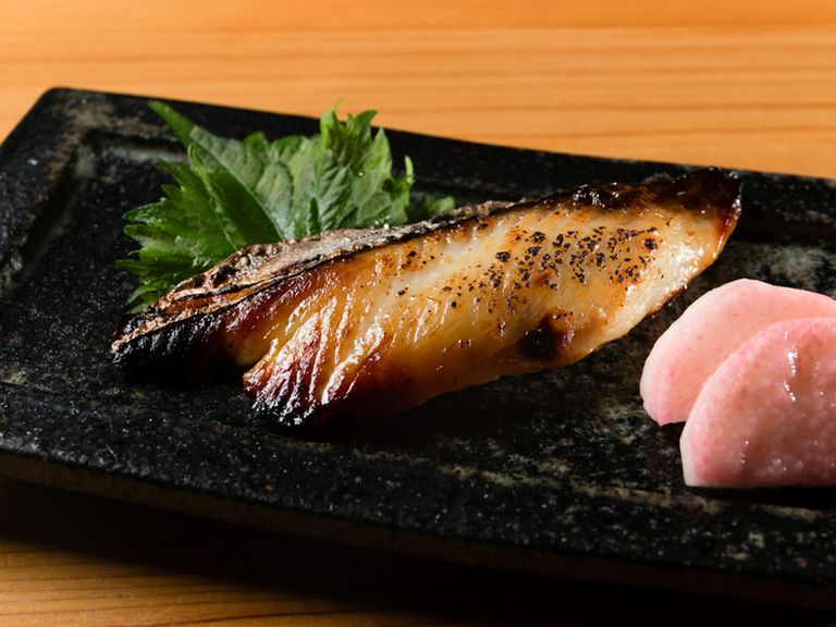 寿司を注文する前に軽く一杯飲むための、ちょっとした「一品」