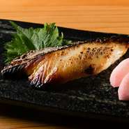 画像は、おつまみの一例『サワラ西京焼』です。西京味噌に漬けたサワラの表面を香ばしく炙れば、お酒のアテにぴったり。旨い酒と肴が、寿司への期待値を上げていきます。