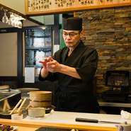 どなたに対しても、居心地の良いお店であることを目指しています。そのためには鈴木氏自身がカウンター内から、一人一人の状況を把握。その人に合わせて、臨機応変な対応を心がけています。