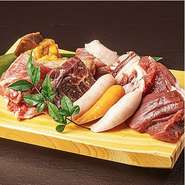 世界のラムと牛焼肉定食　10種
上タン/国産黒毛和牛/オーストラリアラム/国産ラム/タスマニアラム/ニュージーランドラム/3種ソーセージ/ハラミ/中落カルビ/漬け込みホルモン　
1,580円（税込）
