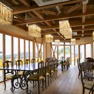 兵庫県立淡路島公園内、山頂に佇むラグジュアリーヴィラ。店内は高台から望む絶景を存分に楽しめる、開放的な空間。自然を間近に食事を楽しめるテラス席も完備されており、訪れる人びとに非日常を与えてくれます。