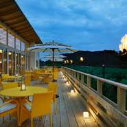 山頂からの絶景を間近にできるオープンなテラスは、二人の距離をグッと縮めてくれます。淡路の自然を眺めながら、淡路島の豊かな食を楽しむロマンチックな一時は、大人のデートにぴったりなレストランです。