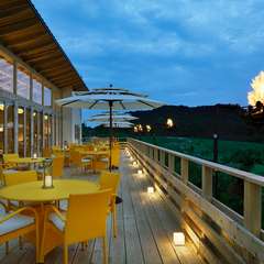 山頂からの絶景と美食でロマンチックなデートを