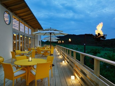 山頂からの絶景と美食でロマンチックなデートを