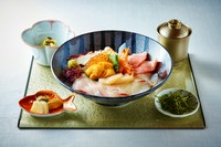 明石鯛を含め、シェフ厳選の海鮮を惜しげもなく使用した海鮮丼をお楽しみください。
海の幸の豊富な日本で特に人気のある料理。その鮮やかな見た目と濃厚な味わいをお召し上がりいただけます。