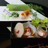 京野菜をはじめ、厳選した食材を主役に据えつつ、キャビアやチーズなどの洋食要素も巧みに取り入れる技は【菊水】ならでは。七夕や祇園祭といった季節のテーマに沿ってコースを構成し、器の選定にもこだわります。