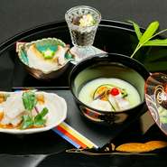 春は筍、夏は上賀茂の戸田農家から仕入れる賀茂茄子、秋は洛北の小蕪…。料理長自ら生産者の元に足を運んで、食材を吟味することが多いそう。自然を感じながら素材と向き合い、美しい日本の四季を表現しています。