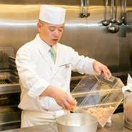 “出汁”と季節の食材を組み合わせて、素材の魅力を後押しする丁寧な仕事こそが真骨頂。道南産の昆布や枕崎の鰹節などと硬度33％の水を使用し、ゲストが口にされる時間から逆算して、鰹節を削り始めています。

