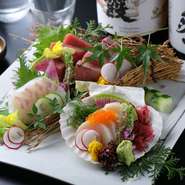 新鮮な刺身や彩り豊かなサラダ、そして香ばしい串焼きなど、宴会を盛り上げられるさまざまな料理が用意されています。多彩なメニューは、記念日や仲間同士の宴会にぴったり。