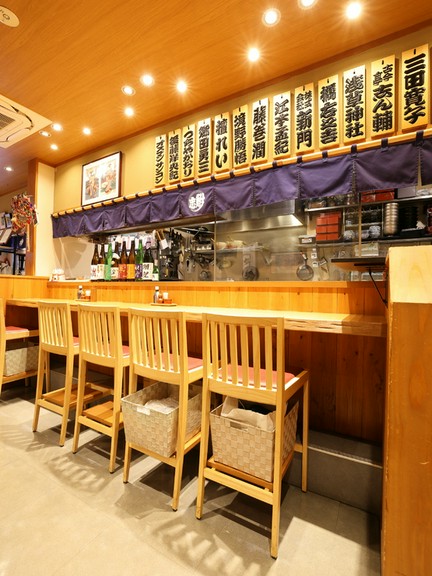 一人呑みをしたくなるような居心地の良いカウンター席