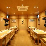 まるで、時を遡ったかのような気分にさせてくれる店内。古き良き日本を感じさせるように、壁には江戸時代の風情を伝える浮世絵が飾られ、提灯や招き札が風情を添えています。