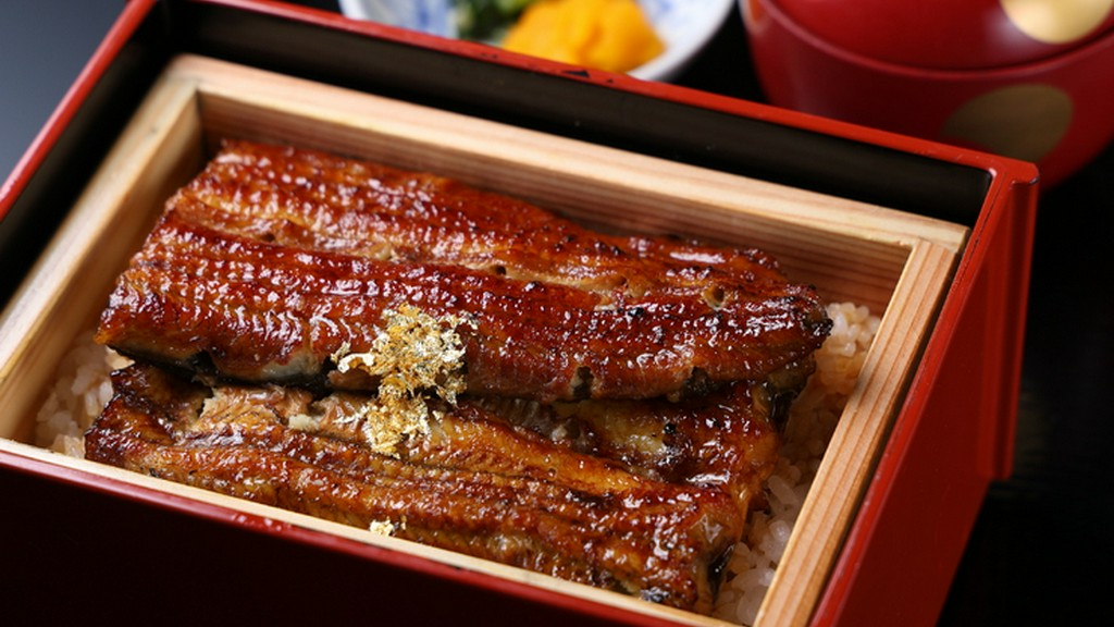 国産のうなぎを丁寧に蒸し上げ、秘伝の熟成タレと備長炭で焼き上げた『金のうな重』