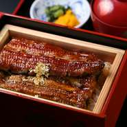 熟練した職人の技が生み出した旨み、香り、そして食感の良さは、一口食べれば分かります。うなぎの表面には金箔が散らされているので、見た目も華やか。贅沢な気分を満喫できます。