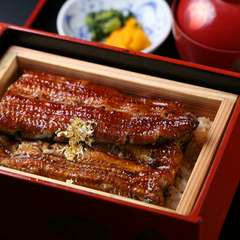 国産のうなぎを丁寧に蒸し上げ、秘伝の熟成タレと備長炭で焼き上げた『金のうな重』