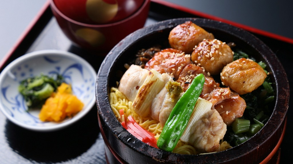 銘柄鶏の日南鶏とオリジナルのつくねを使用した『炭火焼き鳥山菜丼（スープ・お新香付）』