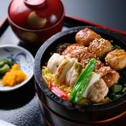 タレ焼きには70年以上にわたり受け継がれてきた特製タレが使われ、伝統の味を存分に堪能することが可能。また、塩焼きには沖縄海水塩のマイルドな塩が用いられ、備長炭で焼き上げています。