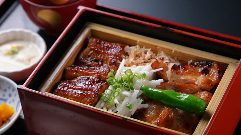 【鮒忠】の自信作で二大看板となる、うなぎと焼き鳥を一度に食べる『赤のうなとり重』