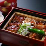 浅草の外国人観光客に人気の高い、うなぎと焼き鳥を両方楽しんでもらうために生まれたオリジナルメニュー。お好みで、赤いピリ辛のタレをまぶしていただくことから名付けられました。



