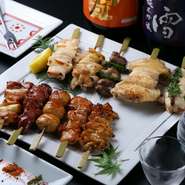 高校生の頃から、アルバイトで焼き鳥を焼いていた料理人。ほどよい焼き加減でジューシーに仕上げることを得意としています。串刺しから火加減まで、一つ一つの仕事を丁寧に。