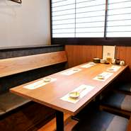 気兼ねなく仲間同士で和気藹々とお喋りができるテーブル席がおすすめです