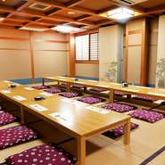 50名様まで入れる宴会席もご用意しております♪
パーテーションで個室風に利用することも可能ですので
様々なシチュエーションでご利用いただけます♪
