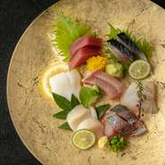 珍しい鮮魚なども、堪能できる刺身盛り合わせ。
こちらも大人気の商品となっております!!
様々な種類があってお悩みの方にはオススメのメニューです♪