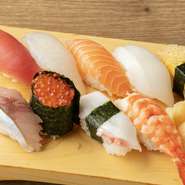 鮮度抜群の旬の鮮魚と、こだわり仕込みのネタを一つひとつ真心こめて握る本物のお寿司をご賞味ください。
