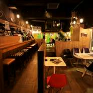 黒を基調に木材を多く取り入れた店内は、大きな船をイメージしているとのこと。ささやかな非日常を与えてくれる空間は、観光や日常での一コマに最適。ゆったりくつろげる雰囲気の中で、旨い酒・料理を味わえます。