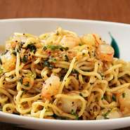 オイスターソースが程よく絡む、香ばしい風味の焼きそばは、創業以来多くの人々に愛され続けるメニューです。海外からのお客様のひとめぼれも多く、おかわりのオーダー率もナンバーワン。