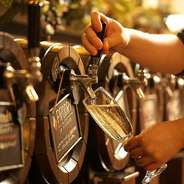 樽から注ぐフレッシュな泡が心地よいスパークリングワイン。揚げ物の後味をすっきりと包み、香りも華やか。女性にも人気の、乾杯にぴったりな一杯です。