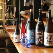 日本酒はなくなったら入れ替えられるので、毎日のように銘柄が変わります。2回火入れするお酒があったり、季節のお酒があったり、常時50種類ほど。日本酒と料理を楽しんだ後は、十割蕎麦で〆ましょう。