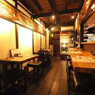 木のぬくもりが心地よい店内は、接待などのビジネスシーンにも最適。特に日本酒好きなゲストへのおもてなしにお誂え向きです。領収書の発行やお土産の相談にものってくれます。