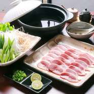 要予約、2人前より承ります。
京鴨を使用。鴨肉はもちろん、鴨肉から出た濃厚な味わいのだしと季節の野菜を堪能できます。単品でもコースでも注文可能。（※写真は3人前用です）