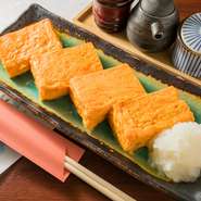 黄身がオレンジ色に近く、味が濃厚な蘭王玉子と、蕎麦で使うだしをたっぷり合わせた人気メニュー。シンプルに玉子の味とだしの味を楽しめる逸品です。お酒のおともにも最適。