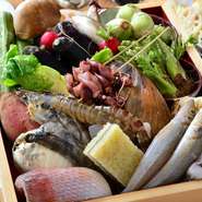 季節の美味しさにこだわり、その時期に一番美味しい食材を使用し、素材本来の味わいを丁寧な調理で引き出しご提供。目にも美しく心躍るお料理をぜひご賞味ください。
